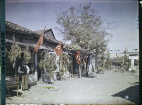 Image représentant Rue pavoisée aux couleurs de la Turquie qui vient de reprendre la Thrace à la Grèce (Guerre d'Indépendance)