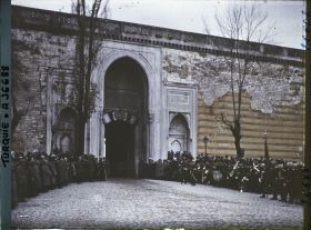 Image représentant Turquie, Constantinople, Porte de Top-Kapou  Sérail au moment du passage du Calife