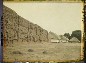 Image représentant Les murs d'enceinte et entrées des palais de  null Glélé et  null Guézo sur la place Singbodji