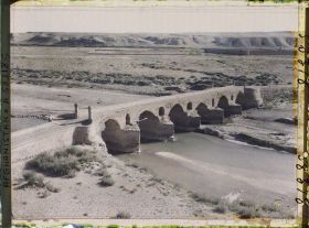 Image représentant Le pont sur le Hari Rud, de l'autre côté, et la vallée (au loin, le village)