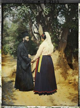 Image représentant Un pope et sa femme en habits traditionnels