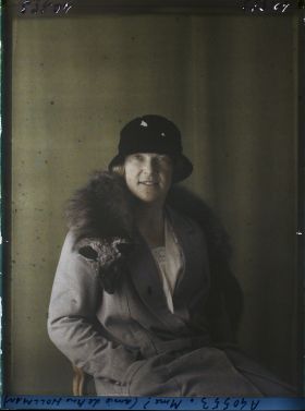 Image représentant Une amie de  https://musee-albert-kahn.s-museum.fr/home/NWQ2OTAwYzNmYjZlZTk1ZWQwODJmMjY4L2dlbmVyaWMtbm90aWNlLXRhYi9hdXRob3JpdHkvNjE3YTc5ZjVjZjhiODk2OGIzMzM3ZDIx/5d6900c3fb6ee95ed082f268/generic-notice-tab/authority/617a79ebcf8b8968b3336f0e madame Hollman