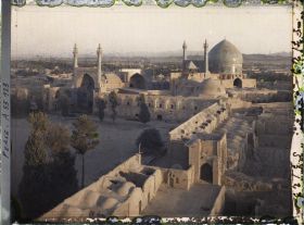 Image représentant La Masjid-i-Chah (mosquée du Chah), côté sud de la Meydan-i-Chah, au crépuscule "17h 46"
