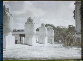 Image représentant L'exposition des arts décoratifs, grandes urnes devant le pavillon de la Manufacture de Sèvres