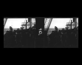 Image représentant Les membres de l'équipage et du personnel rassemblés sur le pont avant