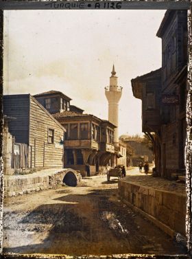 Image représentant Maisons de bois et carriole dans une rue d'Eyüp et au fond, un minaret