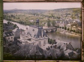 Image représentant France, Terrasson, La Vézère et le Pont Neuf, la mairie