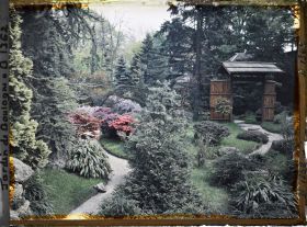 Image représentant Chemins du " sanctuaire japonais " situés à gauche de la porte menant au " village japonais "