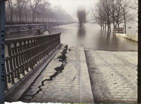 Image représentant Le sol fendu par la poussée de la crue de la Seine et la ligne de chemins de fer des Invalides inondée, quai d'Orsay