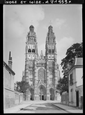 Image représentant La façade de la cathédrale Saint-Gatien, vue depuis la rue Pierre Boille