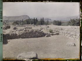 Image représentant Palais Royal, dans la citadelle. Vue prise du Megaron (foyer seigneurial) vers la cour (en direction du sud). Au fond, Nauplie et son rocher