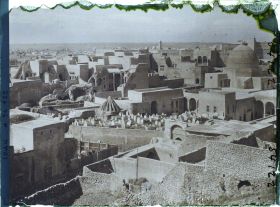 Image représentant Panorama de la ville ; au deuxième plan, un cimetière en terrasse