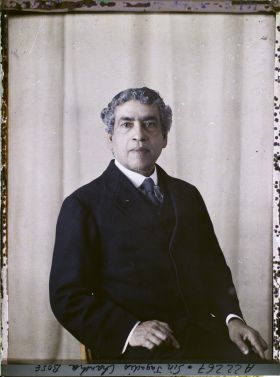 Image représentant https://musee-albert-kahn.s-museum.fr/home/NWQ2OTAwYzNmYjZlZTk1ZWQwODJmMjY4L2dlbmVyaWMtbm90aWNlLXRhYi9hdXRob3JpdHkvNjE3YTc5ZjVjZjhiODk2OGIzMzM3ZDIx/5d6900c3fb6ee95ed082f268/generic-notice-tab/authority/617a79ebcf8b8968b3336951 Jagadish Chandra Bose