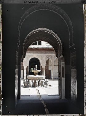 Image représentant Alhambra : la fontaine de la cour des Lions dans les palais Nasrides
