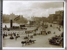 Image représentant Bateaux à vapeur amarrés au port de Blasieholmen, vus depuis l'étage d'un immeuble