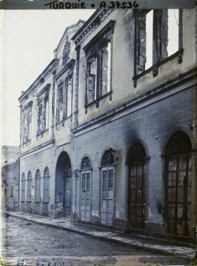 Image représentant Façade de la Banque Impériale Ottomane incendiée (rue parallèle)
