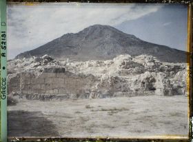Image représentant Sur l'Acropole, la cour du Palais