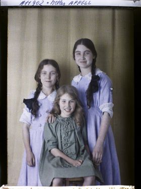 Image représentant https://musee-albert-kahn.s-museum.fr/home/NWQ2OTAwYzNmYjZlZTk1ZWQwODJmMjY4L2dlbmVyaWMtbm90aWNlLXRhYi9hdXRob3JpdHkvNjE3YTc5ZjVjZjhiODk2OGIzMzM3ZDIx/5d6900c3fb6ee95ed082f268/generic-notice-tab/authority/617a79ebcf8b8968b3336741 Mesdemoiselles Appell