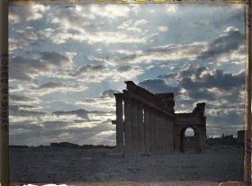 Image représentant Le début de la grande colonnade et l'arc monumental