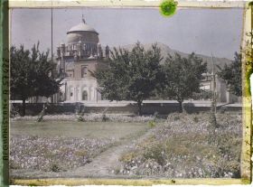 Image représentant Le mausolée d'Abdour Rahmân. A droite, la mosquée du mausolée