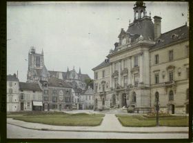 Image représentant France, Meaux, L'Hôtel de Ville et la Cathédrale vus des bords de la Marne