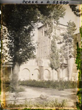 Image représentant Dans l'Arg (la citadelle royale), l'une des tours du Shams-ol Emareh ("Soleil des Palais") et les jardins du Golestan