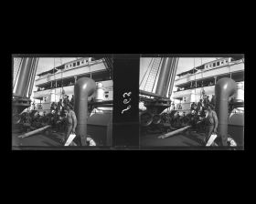 Image représentant Manoeuvres executées par les membres d'équipage sur le pont avant