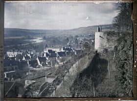 Image représentant La tour du roi, l'église St-Crépin, la Marne et les vieux toits de la ville au fond