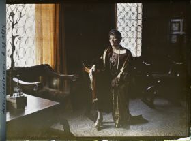 Image représentant Madame Cyprienne Douine posant assise à l'intérieur de sa villa