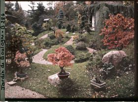Image représentant Bonsaïs à l'automne et maison de thé dans le décor paysager situé à l'est du " village japonais "