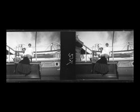 Image représentant Nurse posant avec deux enfants sur le pont supérieur