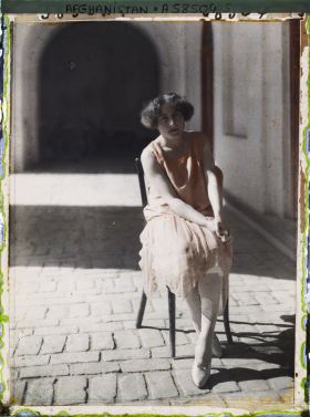 Image représentant Mademoiselle Collin, l'institutrice française des enfants du roi Amânullah (1918 - 1928) (photographiée ici dans l'Arg ?)