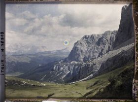 Image représentant La vallée de Corvana (peut-être Corvara en référence à la ville toute proche de Corvara in Badia) depuis le col du Grödner (Grödner Joch ou passo Gardena)