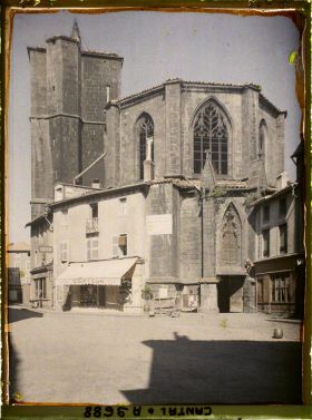 Image représentant La collégiale gothique, place de la Halle aux Bleds