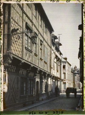 Image représentant France, Beauvais, Rue St Laurent, vieilles Maisons avec faïences et l'enseigne