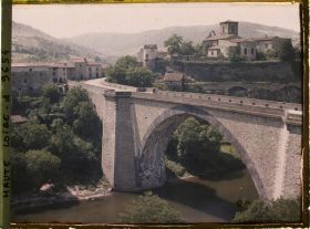 Image représentant Le pont sur l'Allier et l'ensemble du village