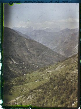 Image représentant Vue générale d'une vallée de petite montagne avec restanques et maisons isolées