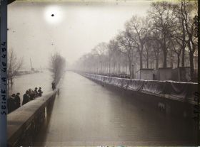 Image représentant La ligne de chemins de fer des Invalides inondée, quai d'Orsay