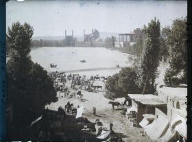 Image représentant La place Naghsh-e Jahan ou Meydan-i-Chah (place Royale), vers la mosquée du Chah au sud et le palais d'Ali Qapu à l'ouest