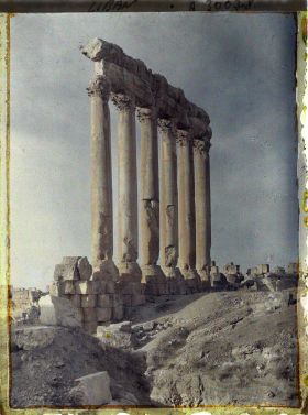 Image représentant Vue du côté interne des six colonnes restantes du péristyle méridional du sanctuaire du Temple de Jupiter Héliopolitain