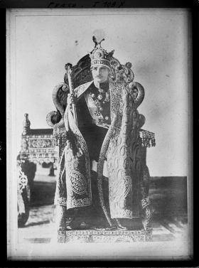 Image représentant Le roi de Perse, Reza Chah Pahlavi, sur son trône