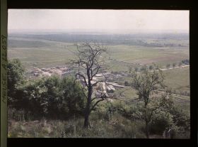 Image représentant France, Hattonchâtel, Panorama de la plaine de la Woëvre N. E. et Village de Hattonville et le bois Chauffour