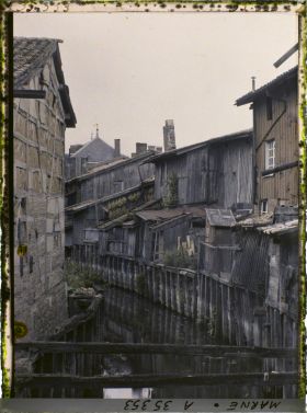 Image représentant France, Ste Menehould le haut, Vieilles Maisons sur le Canal