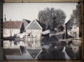 Image représentant Maisons au bord d'un canal