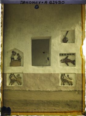 Image représentant Décor en relief sur un bâtiment de réception (Ajalala) de la deuxième cour du palais de  null Glélé