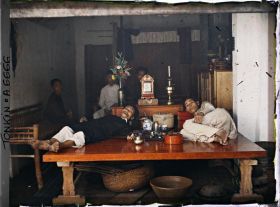 Image représentant Deux fumeurs d'opium, de classe moyenne, allongés