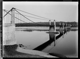 Image représentant Le pont suspendu au-dessus de la Loire, entre Ecure et Chaumont