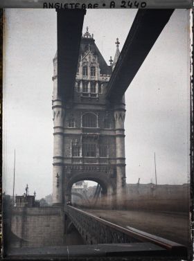 Image représentant Une des deux tours néo-gothiques du Tower Bridge