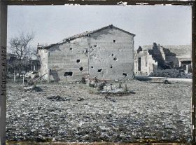 Image représentant Ruines et tombes à l'entrée du village