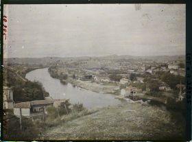 Image représentant France, Cahors, Vue panoramique prise des hauteurs de la rive gauche du Lot vers le nord